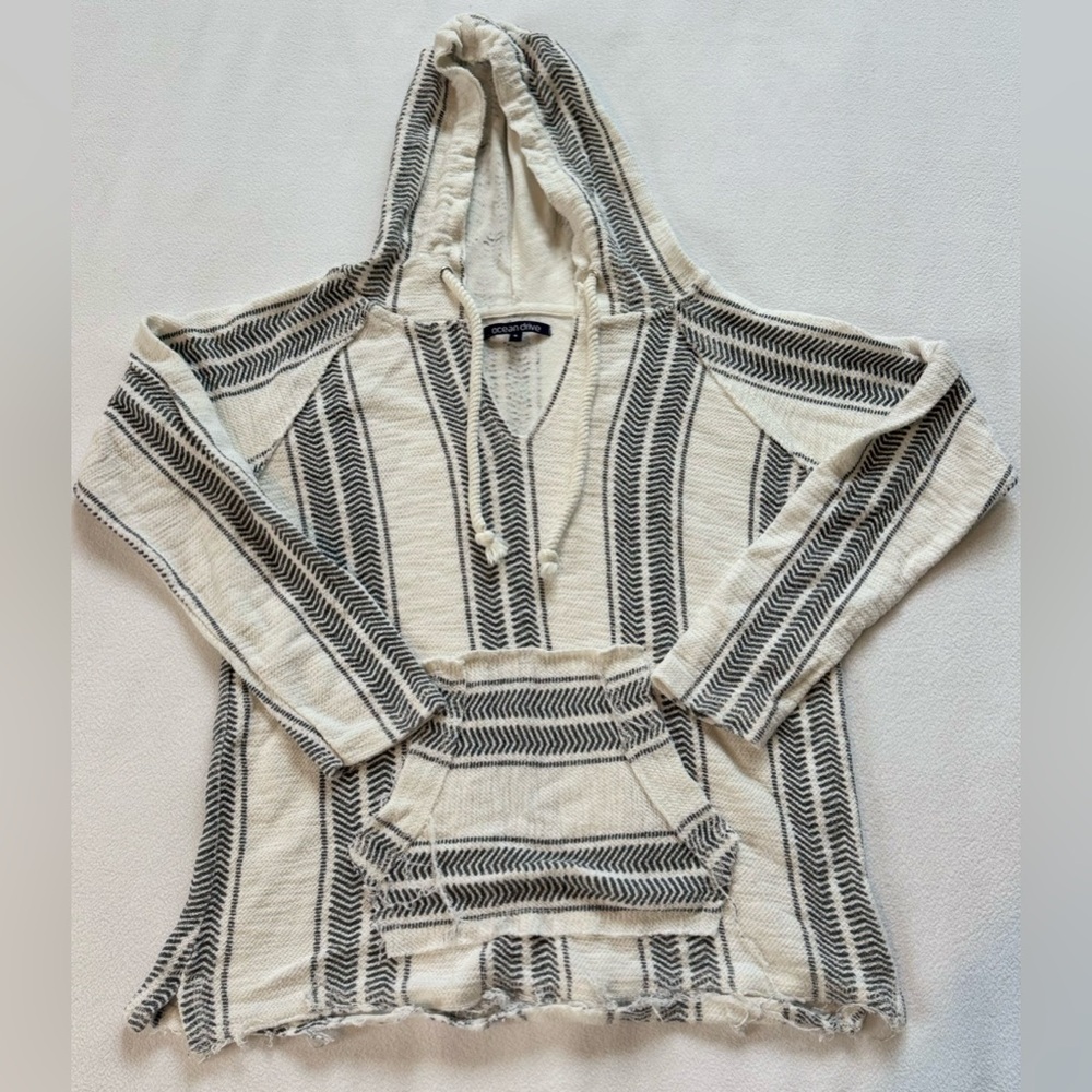 Ocean Drive White and Black Patterned Baja Hoodie (small)
